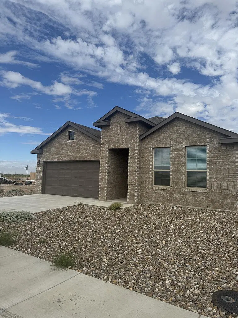 4 bed, 2.0 bath, 1850 sqft, $2,650 — Photo 1