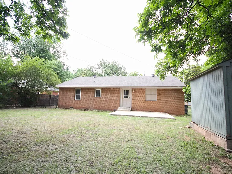 1205 W Brooks St — Photo 21