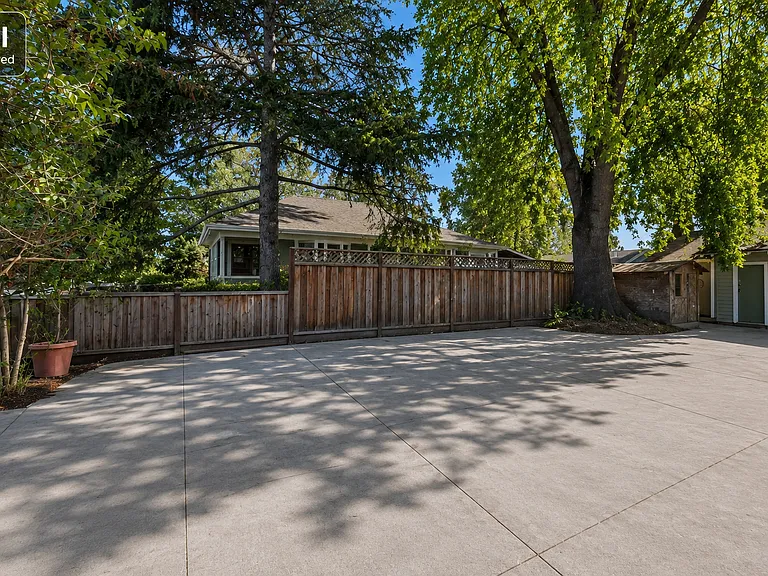 Charming Victorian Home & Spacious Yard — Photo 30