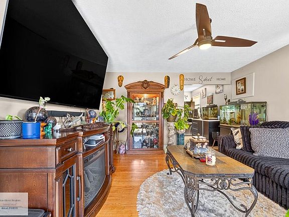 5th image of 213 Hamlin Ave