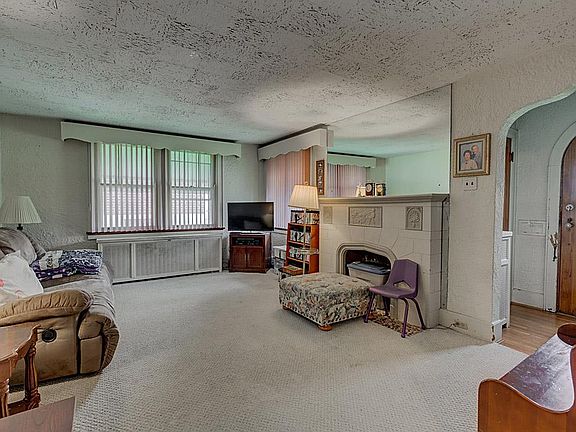 2nd image of 1609 E Crittenden Ave