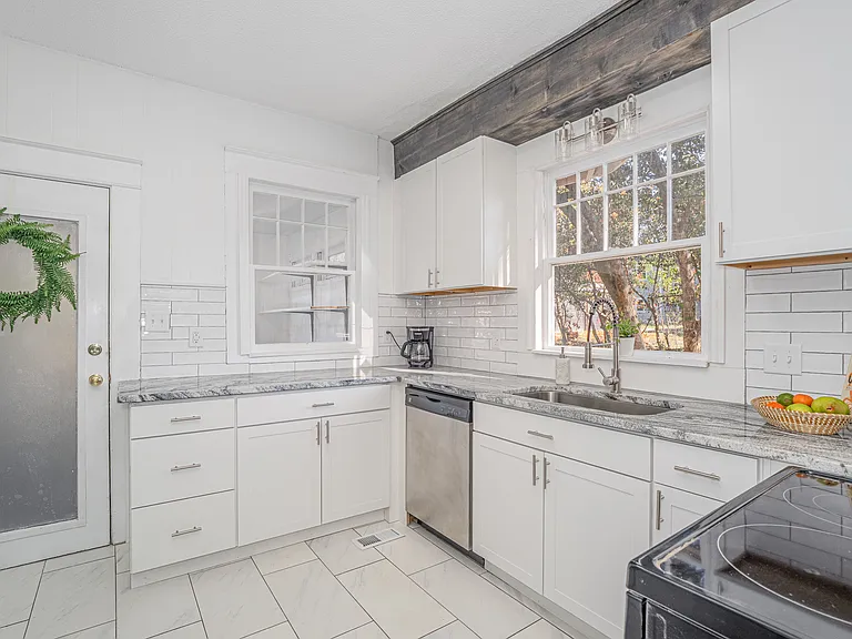 1101 Lancaster St — Photo 8