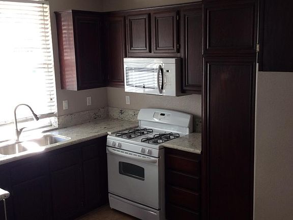 3rd image of 28420 Mayfair Dr