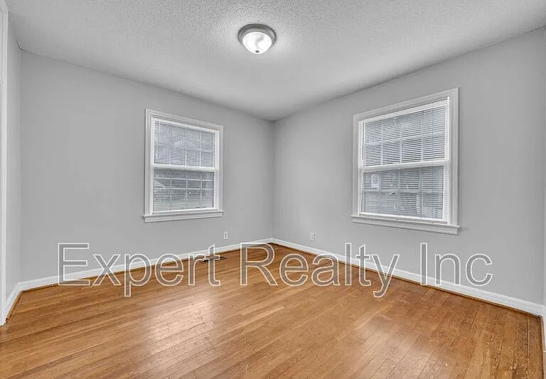 920 Parkway Dr — Photo 17