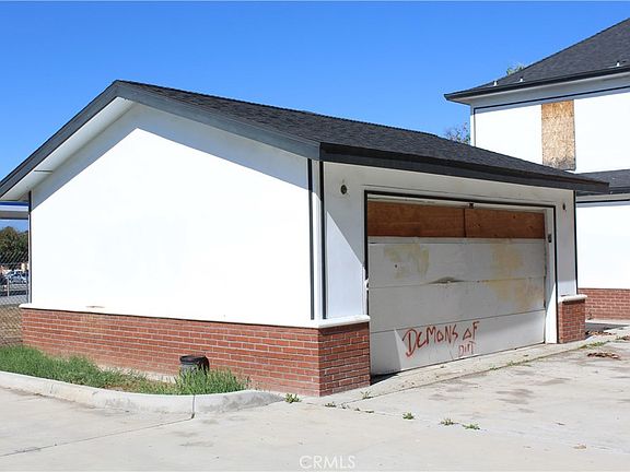 5th image of 2586 University Ave