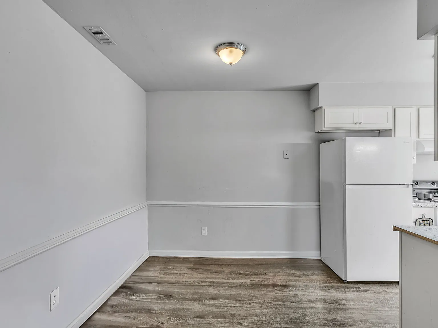 3 bed, 1.5 bath, 1050 sqft, $1,900 — Photo 4