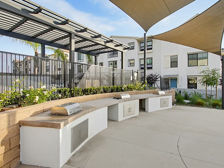 2528 Delphinium Ln — Photo 60