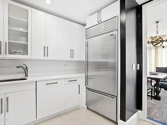 4th image of 351 E 51st St APT Th1b