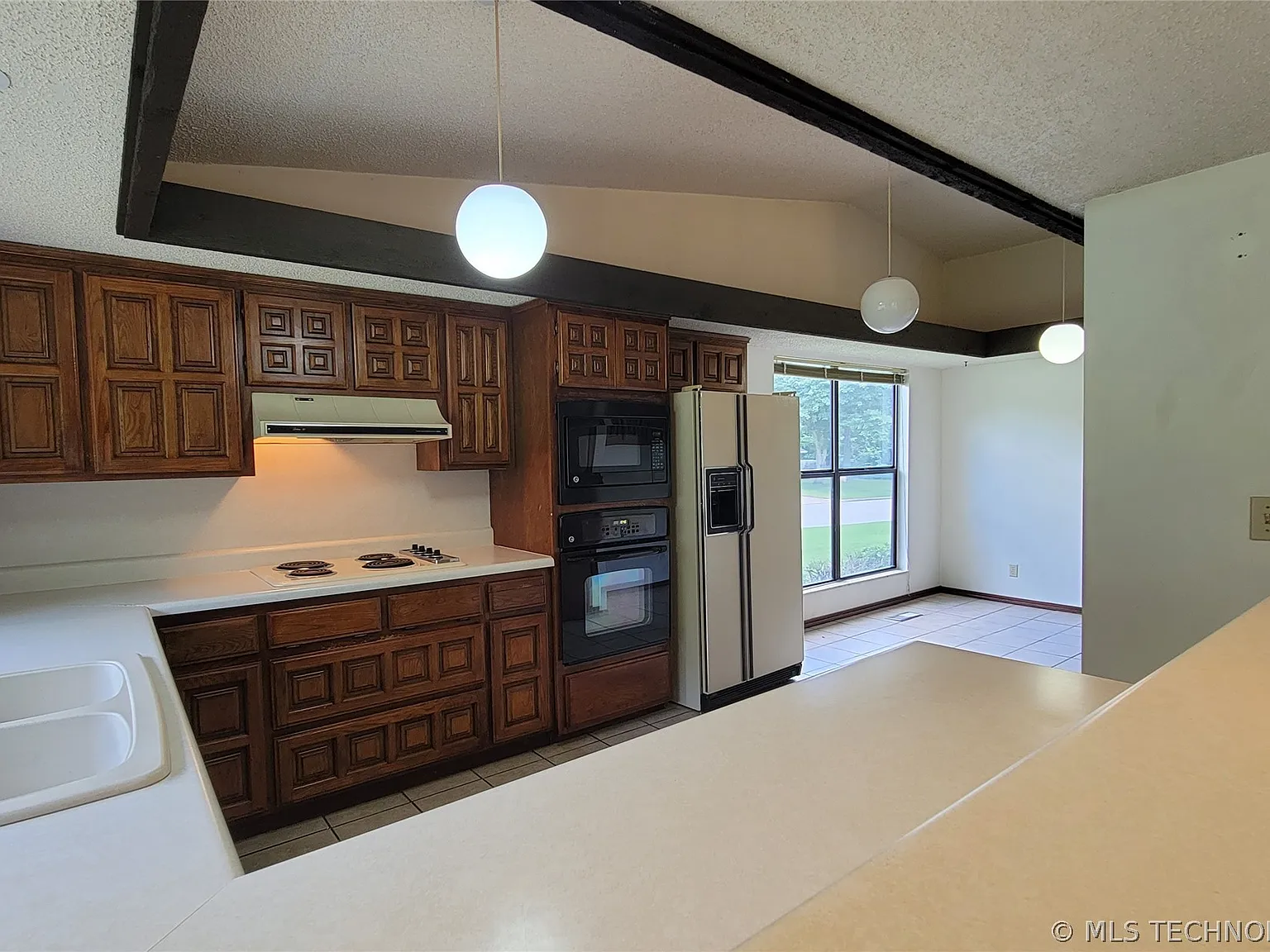 4 bed, 2.0 bath, 2477 sqft, $2,275 — Photo 4