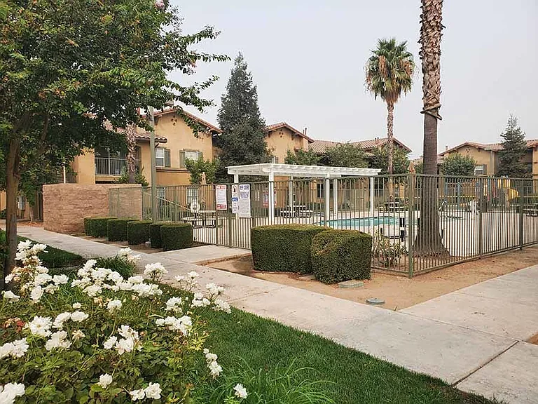 1515 E Jensen Ave — Photo 1