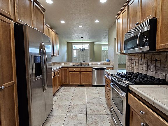 5th image of 493 Columbia Point Dr