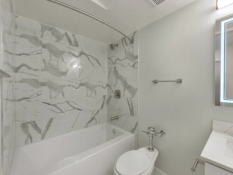 2000 Broadway Street Apartments — Photo 6