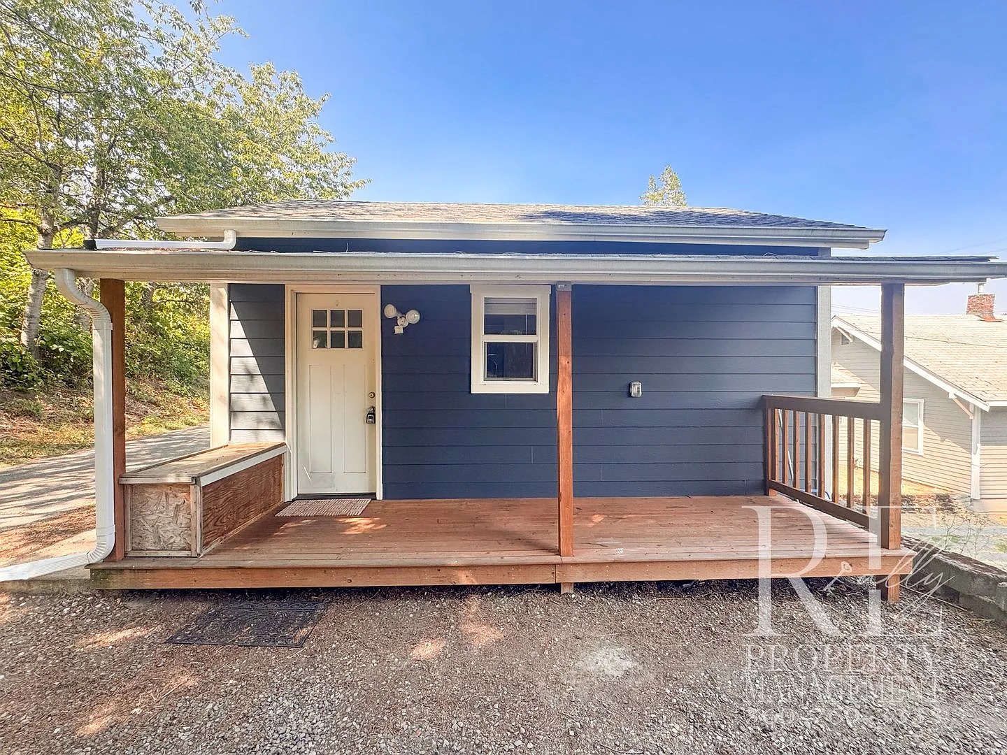 Modern Studio with Full-Size Kitchen Appliances, Covered Porch & Smart Storage — Photo 3