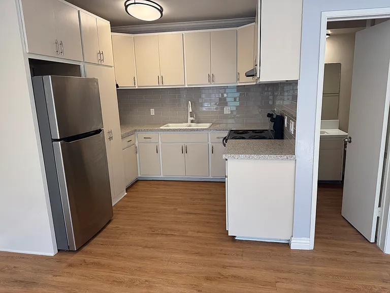 1040 N Laurel Ave #9 — Photo 6