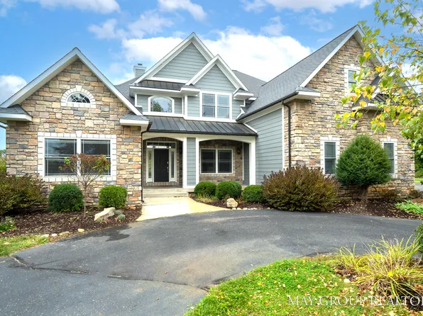 5327 Canyon River Dr NE, Ada, MI 49301