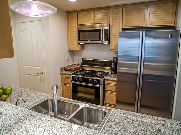 2nd image of 930 N Doheny Dr APT 217