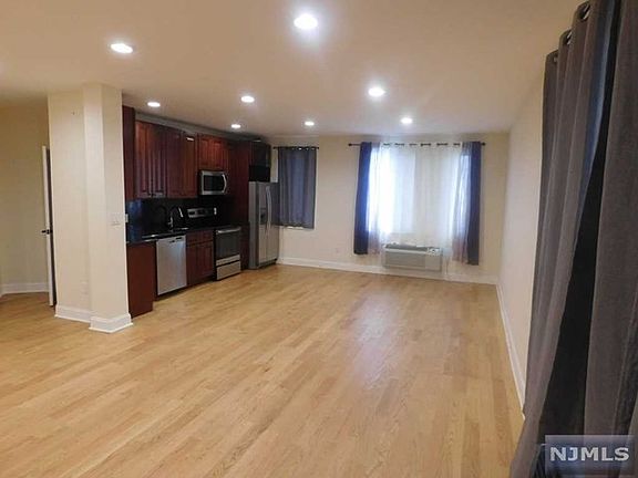 4th image of 825 Palisade Ave APT S1