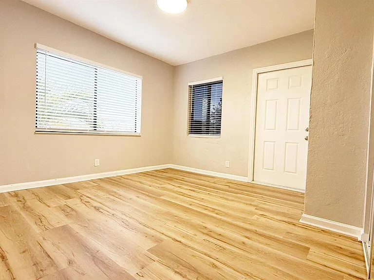 360 NW 8th St #8 — Photo 10