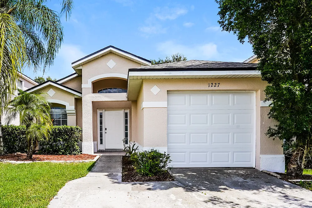 3 bed, 2.0 bath, 1186 sqft, $2,240 — Photo 1