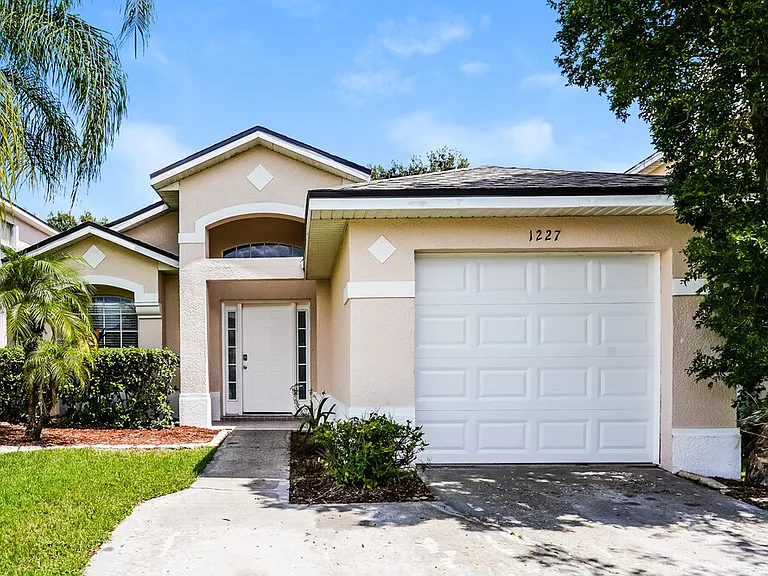 1227 Heather Lake Dr — Photo 1