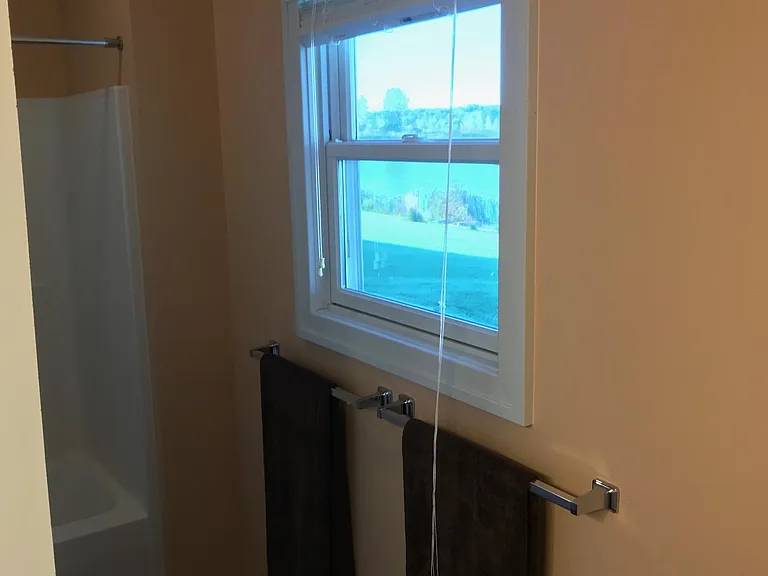 Bathroom lake view / towels included
