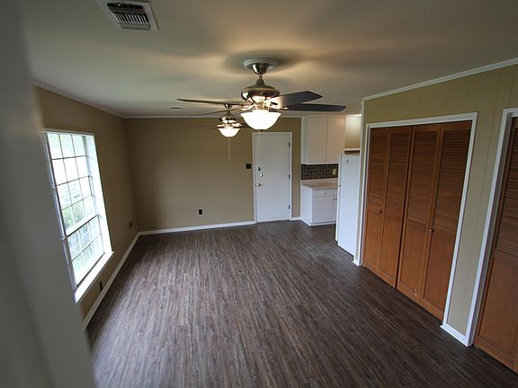 3rd image of 1104 Meadowbrook Dr