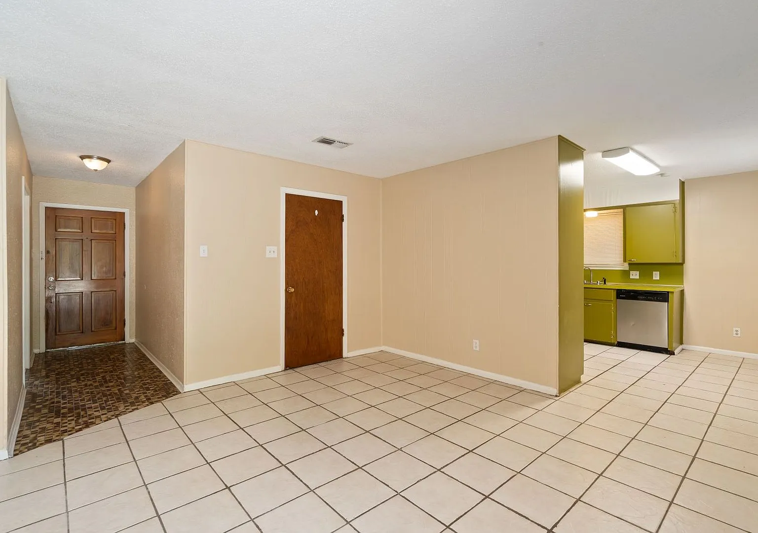 1102 Pecan St now available — Photo 4
