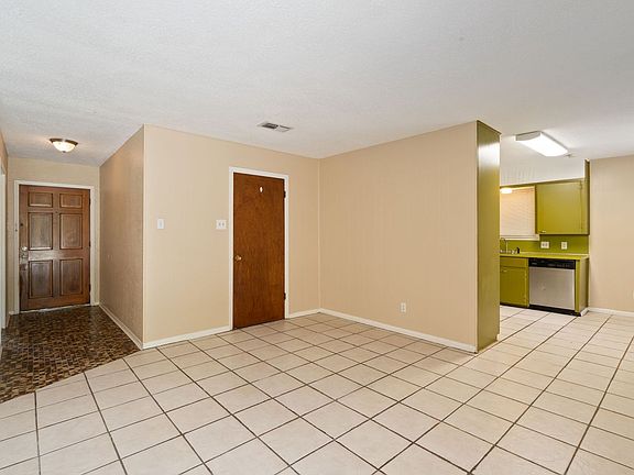 4th image of 1102 Pecan St