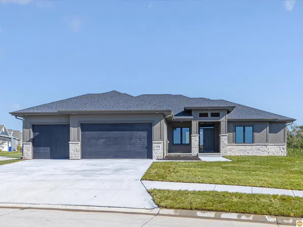 21201 Boyd St, Elkhorn, NE 68116
