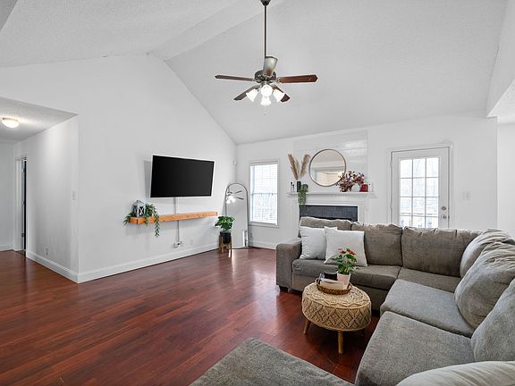 4th image of 392 Paris Dr