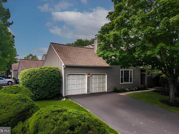 2nd image of 126 Evergreen Ct