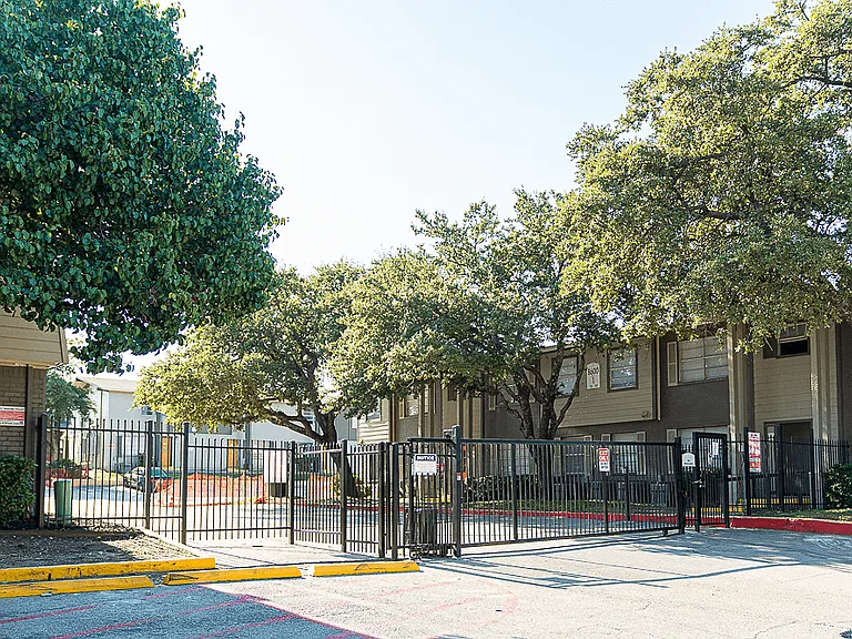 La Bella Apartments — Photo 9