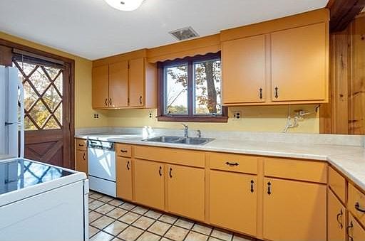 3rd image of 16 Litchfield Ave