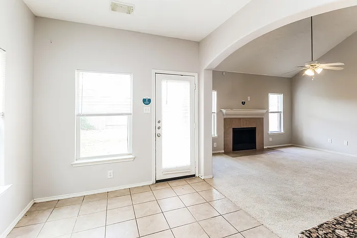 4 bed, 2.5 bath, 2751 sqft, $2,275 — Photo 4
