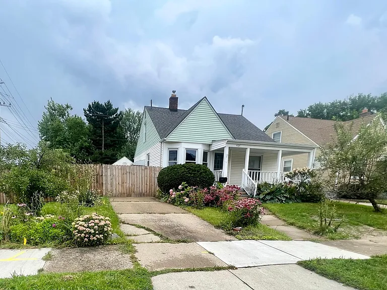 464 Channing St — Photo 1