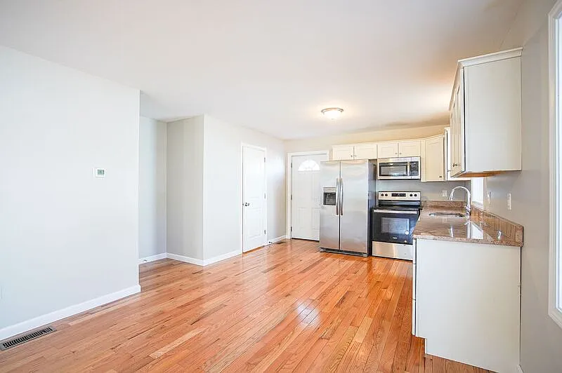 3 bed, 1.5 bath, 1350 sqft, $2,095 — Photo 4