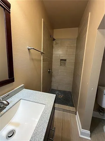 2233 Franklin Ave — Photo 11