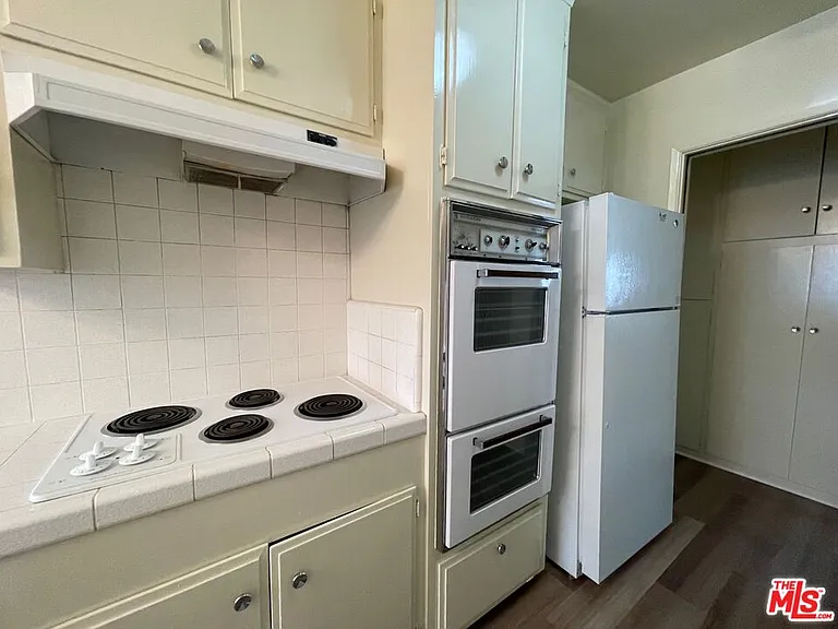 1261 Granville Ave #4 — Photo 10