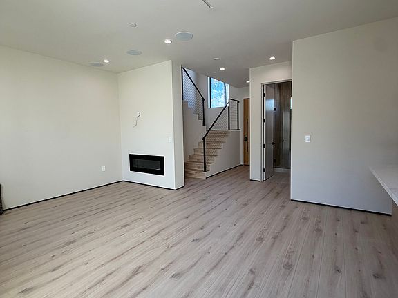 4th image of 5656 Mammoth Ave