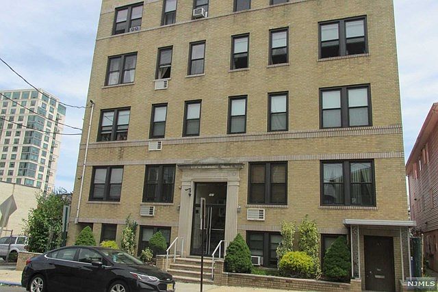 1st image of 287 Lawton Ave #6