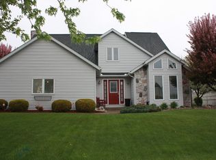 903 Bluffview Dr, Angola, IN 46703