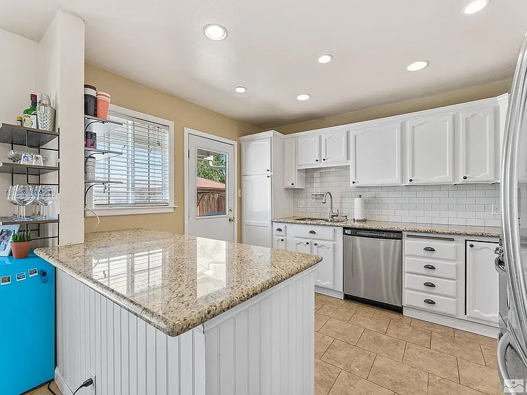 1040 Munley Dr — Photo 1