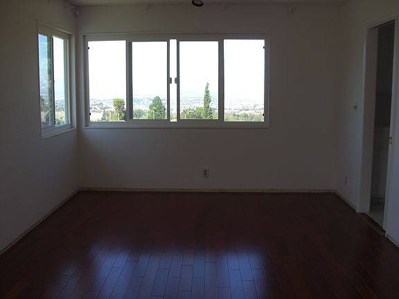 Dinning Room with City View