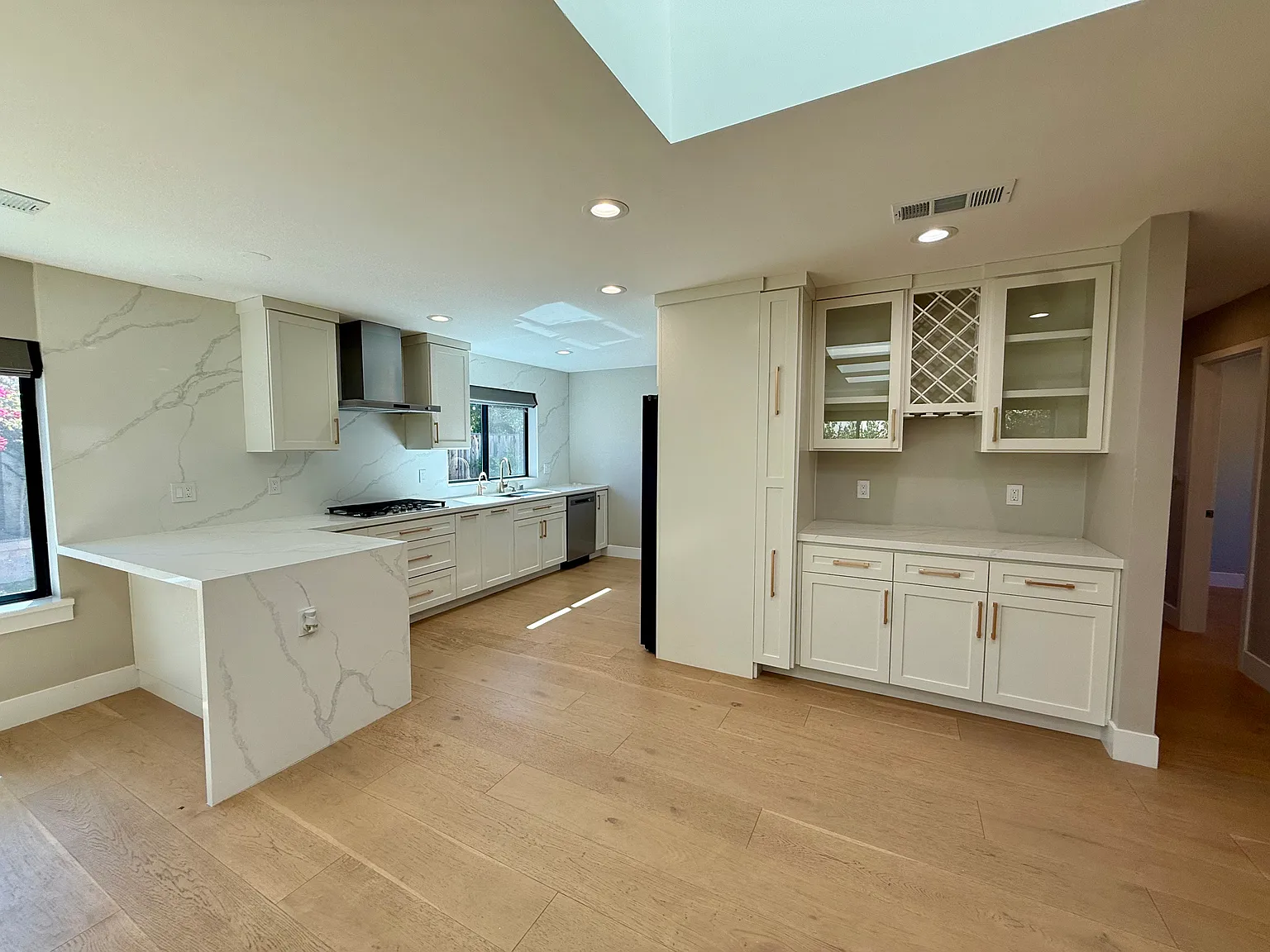 4 bed, 1595 sqft, $4,795 — Photo 4