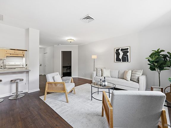 3rd image of 900 Delaware Ave APT 203
