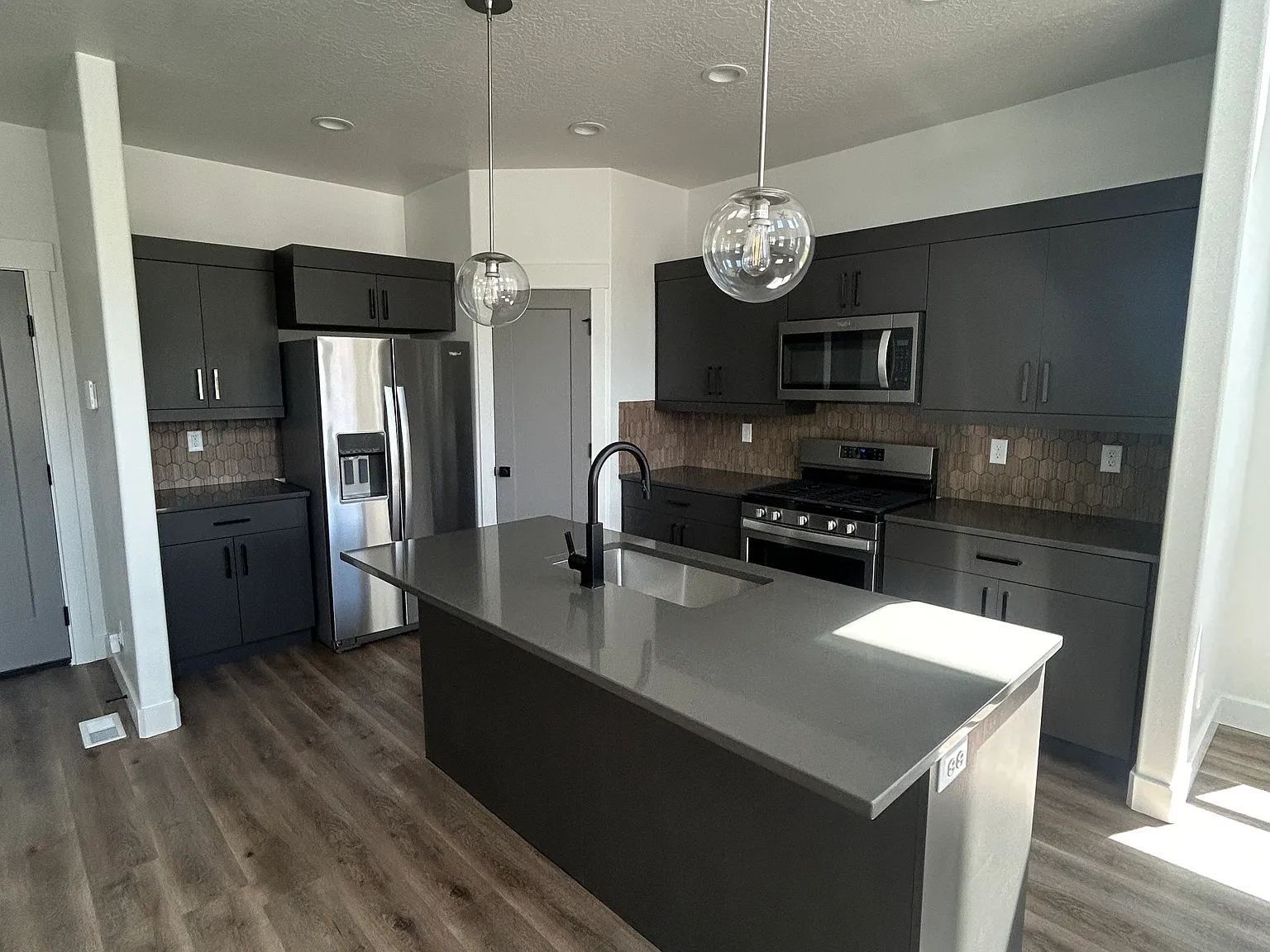 3 bed, 2.5 bath, 1574 sqft, $2,400 — Photo 2