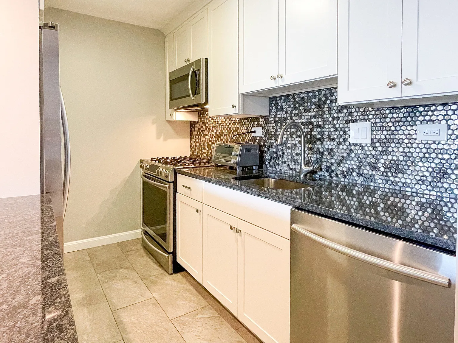 1 bed, 1.0 bath, 879 sqft, $3,550 — Photo 1
