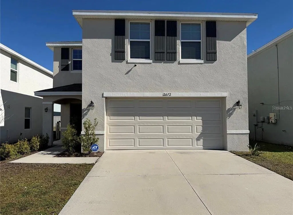 4 bed, 2.5 bath, 2328 sqft, $2,500 — Photo 1