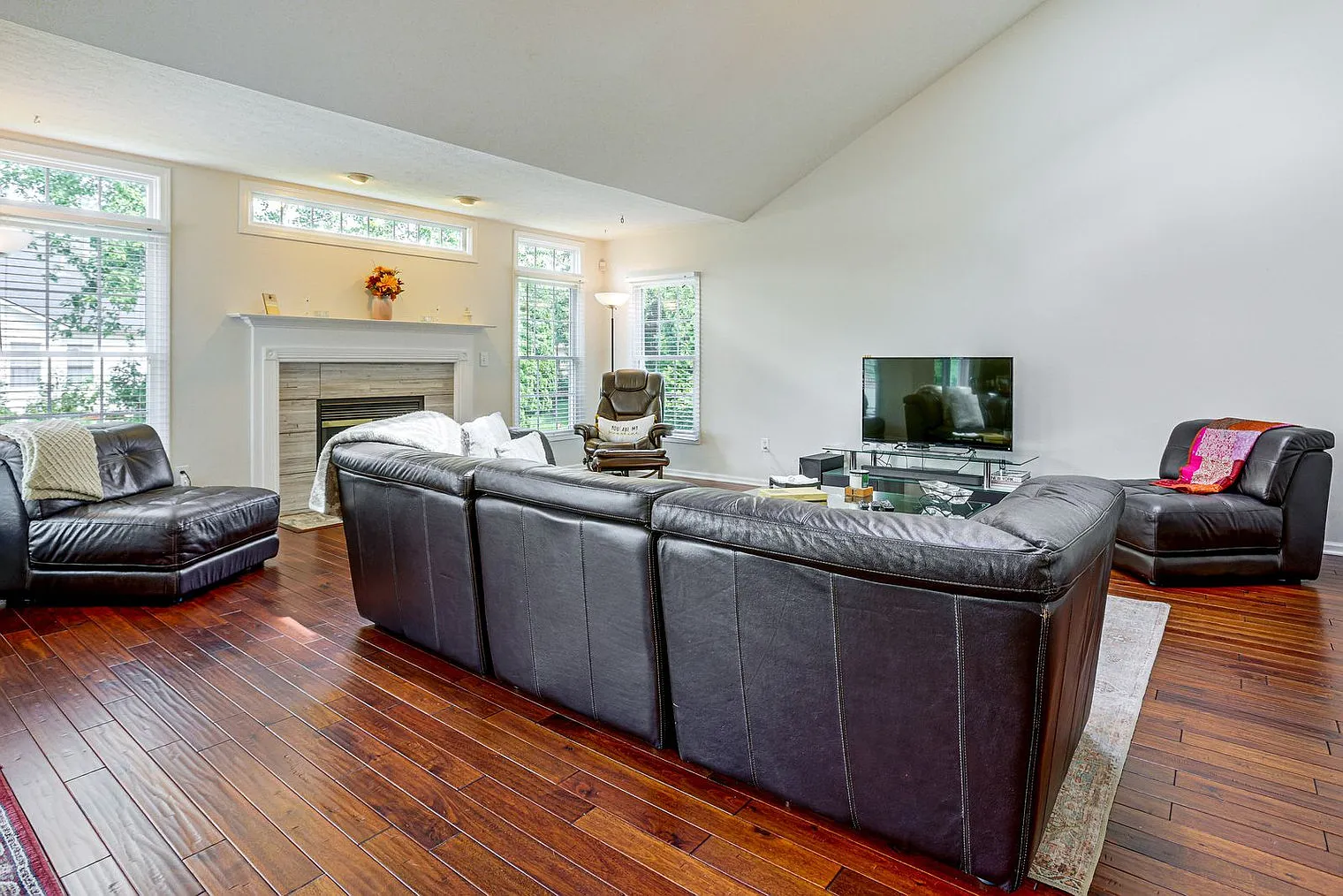 3 bed, 2.0 bath, 2497 sqft, $4,744 — Photo 2