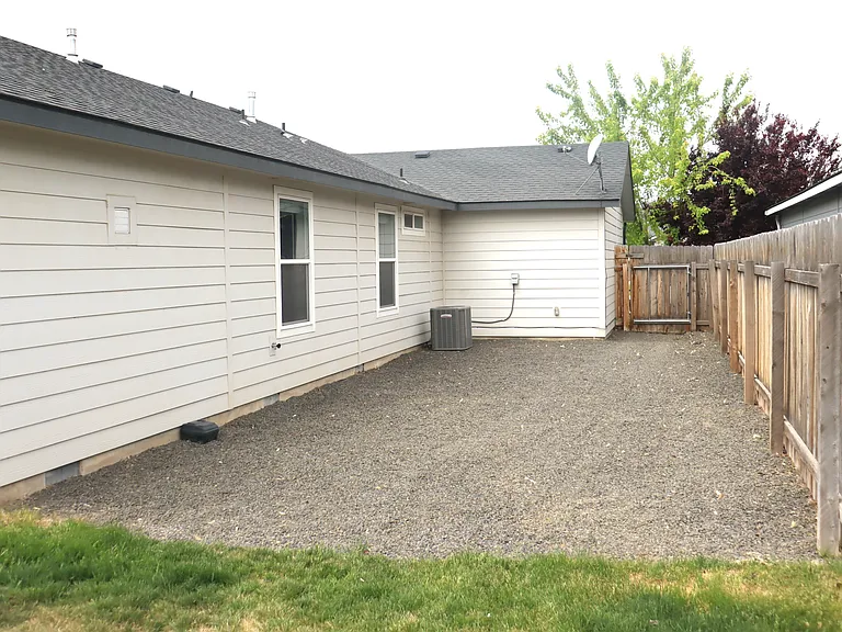 17546 Mountain Springs Ave — Photo 4